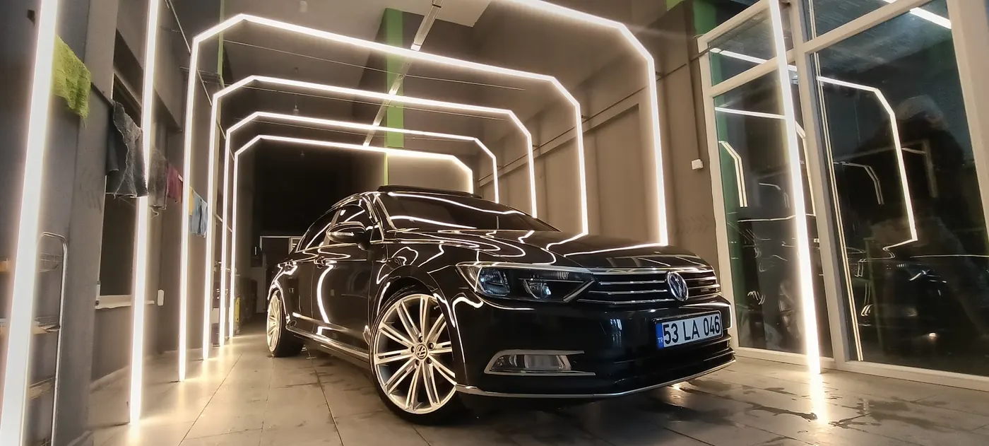 Moon Auto Rize – siyah sedan isik tuneli
